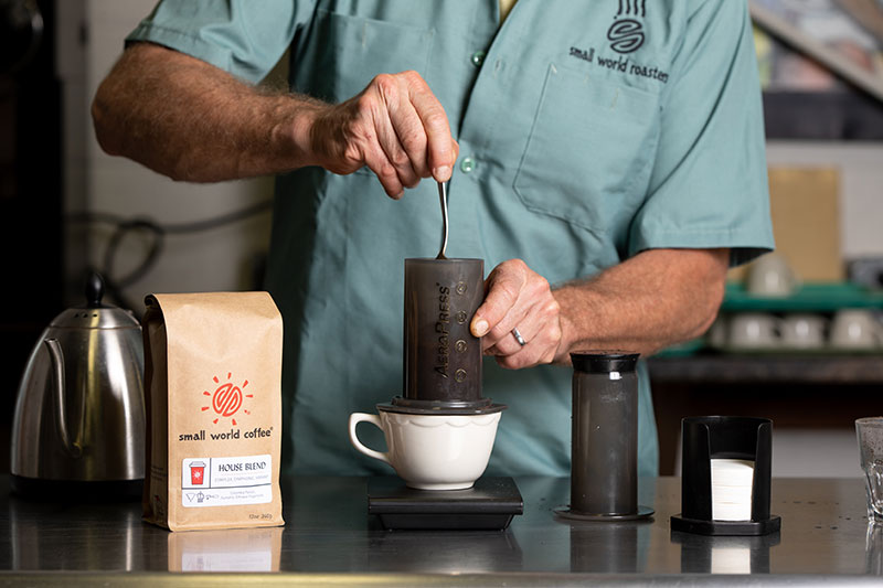 Pour 1-2 oz of water into aeropress while stirring.